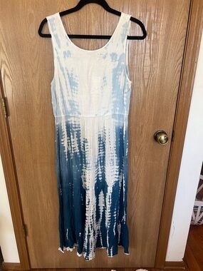 Tie-Dye Scoop Neck Maxi Dress in Blue and White